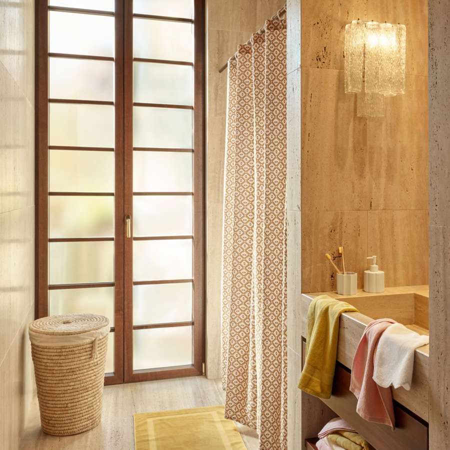 Adiós mamparas: 10 cortinas de Zara y H&M Home que respiran lujo silencioso y aportan elegancia a tu baño