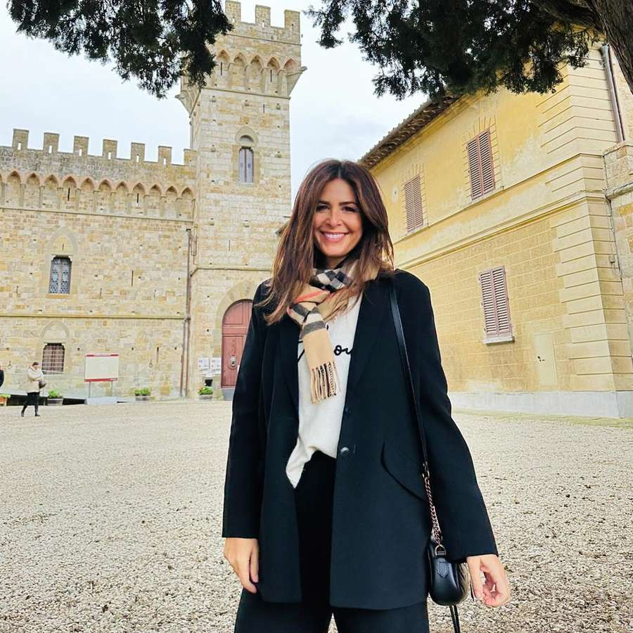 Nuria Roca arrasa con el chaleco de plumas que mejor sienta con pantalones baggy: moderno y cómodo