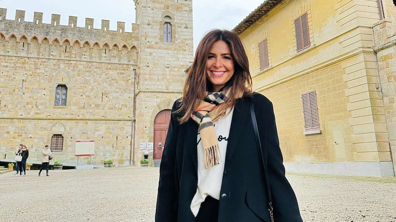 Nuria Roca arrasa con el chaleco de plumas que mejor sienta con pantalones baggy: moderno y cómodo