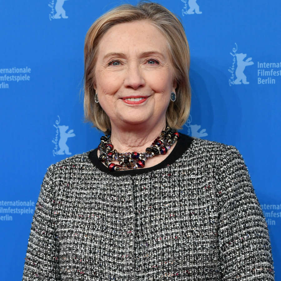 Las +60 con más clase amarán el abrigo de Hillary Clinton: elegante, ligero y con un original toque andaluz