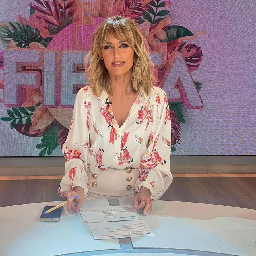 Blusa coquette y falda vaquera midi: Emma García, arrebatadora con el mix primaveral que rejuvenece a las 50