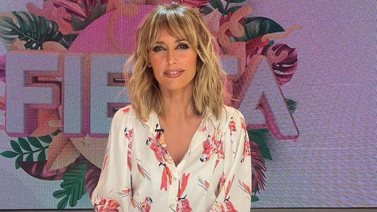 Blusa coquette y falda vaquera midi: Emma García, arrebatadora con el mix primaveral que rejuvenece a las 50