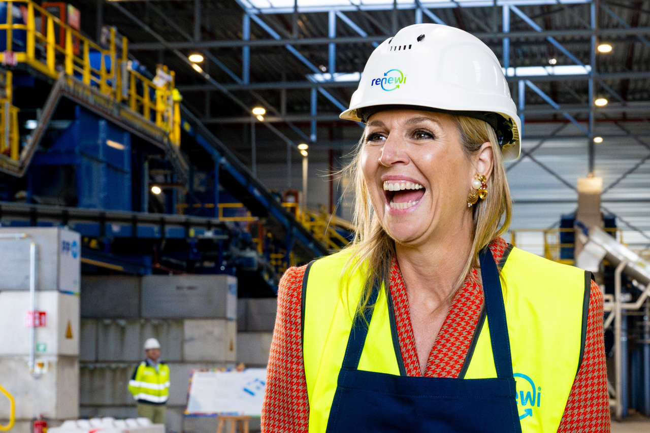 La reina Máxima de Holanda, con casco de seguridad, en una visita a una planta de reciclaje.