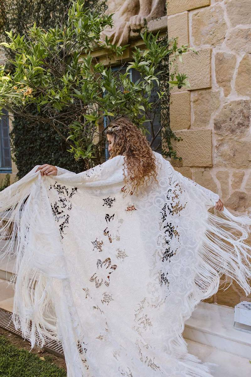 Tamara,  la novia del vestido con un mantón espectacular