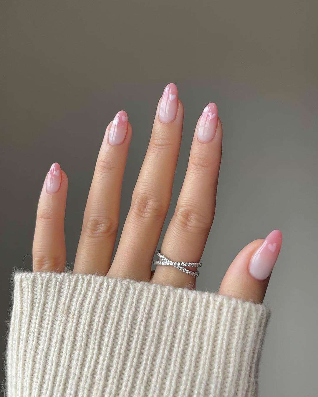 5 colores de uñas de moda en primavera 2024: rosa claro