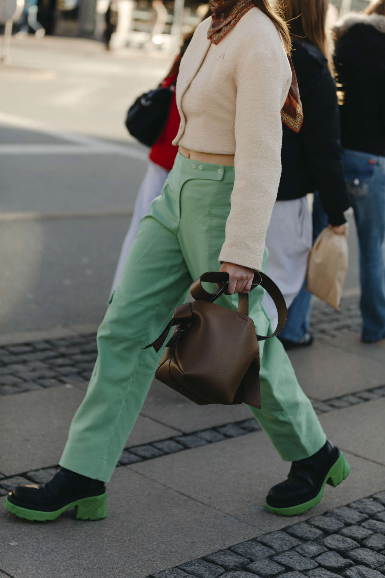 5 tipos de pantalones de que tienes que tirar esta primavera 2024: de colores estridentes
