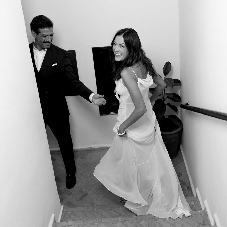 La boda de Elena en Marrakech: se casa con un vestido camisero holgado y termina con mini falda y top halter