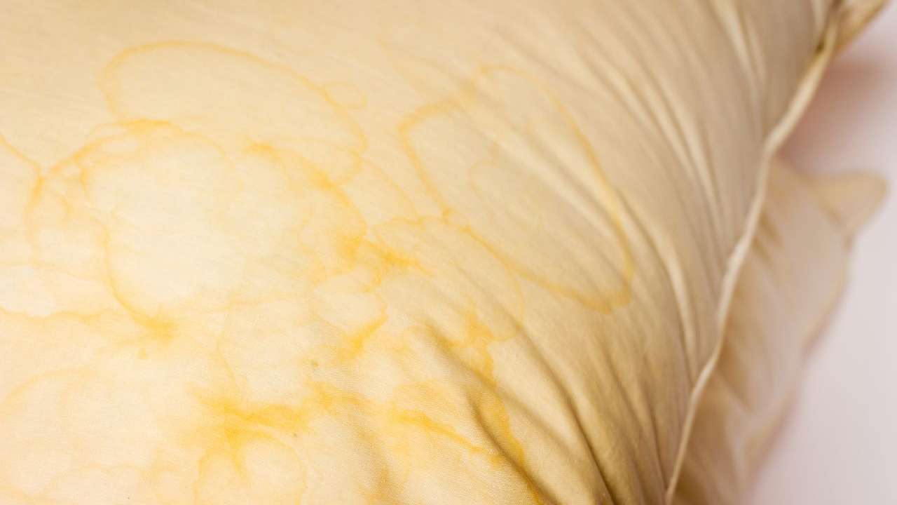 como quitar lo amarillo de las almohadas