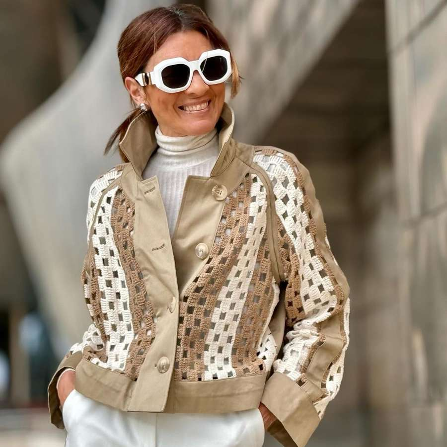 El pantalón blanco de Zara que las +50 llevan con chaquetas de crochet: holgado, elegante y favorecedor
