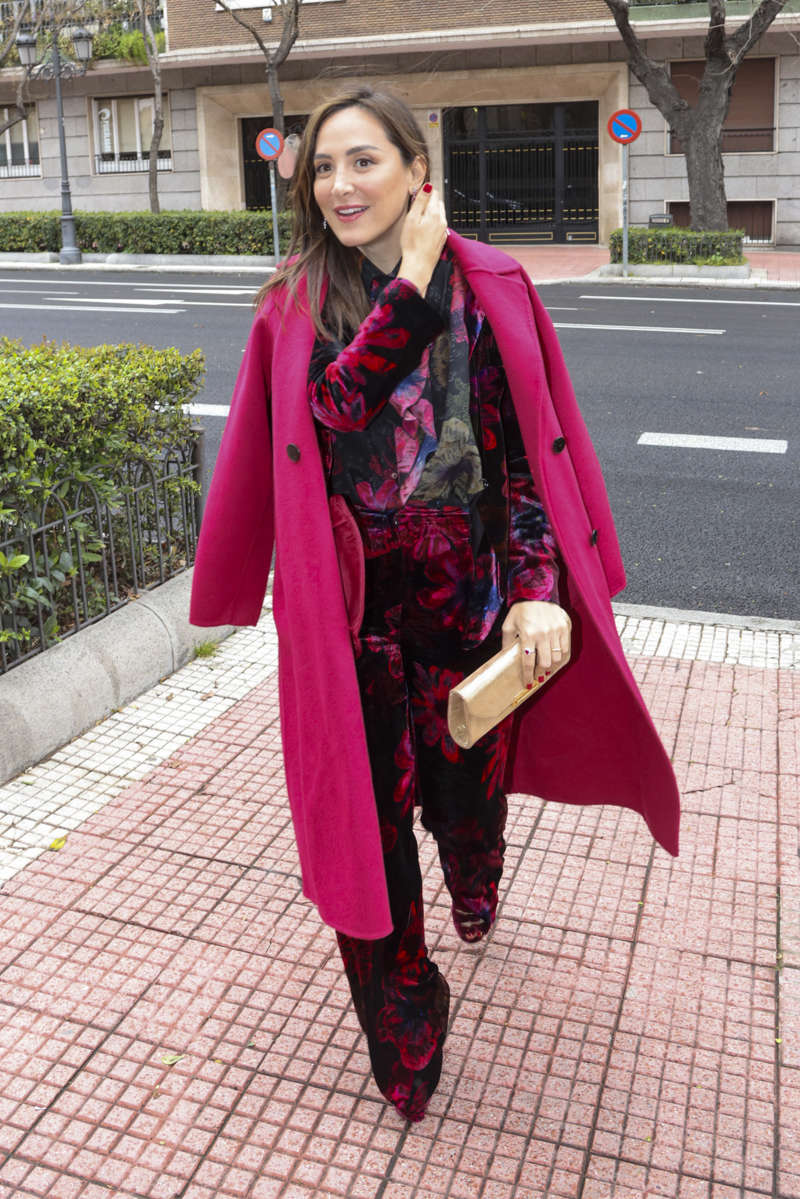 El look de Tamara Falcó con abrigo rosa