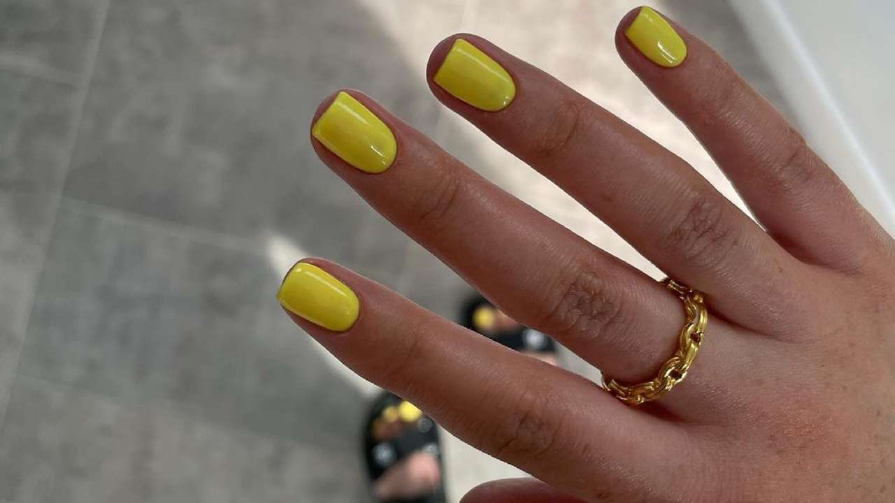 5 colores de uñas que NO se llevarán en invierno 2024: amarillo