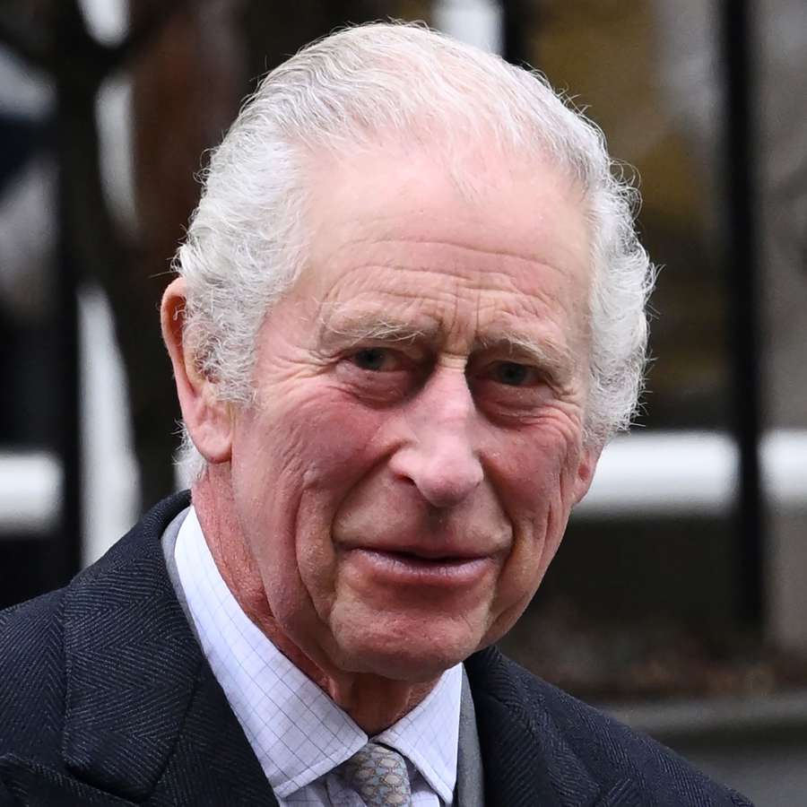 Carlos III da un paso al frente sin Camilla en el momento más delicado para la Corona británica
