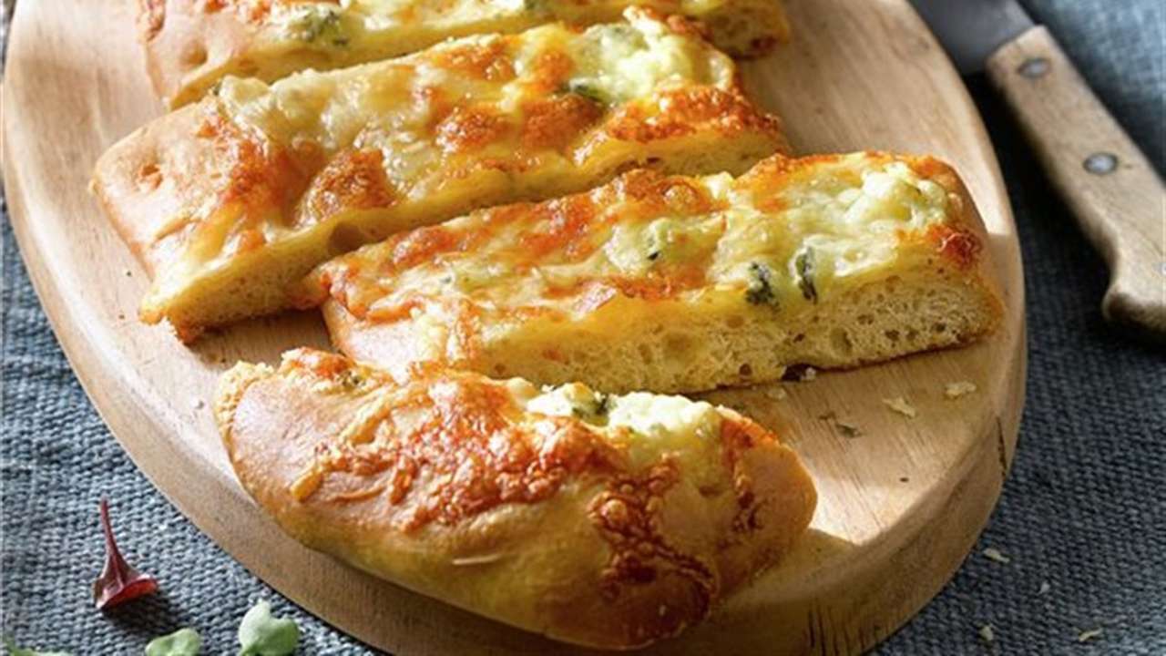 Este pan de ajo bajo en hidratos es ideal para picar entre horas y es muy fácil de hacer