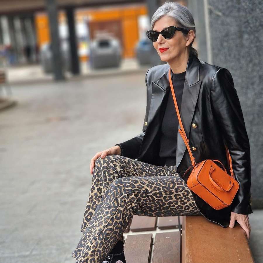 Cómo combinar los pantalones de leopardo de Zara a los 50: 5 looks elegantes y cómodos para primavera