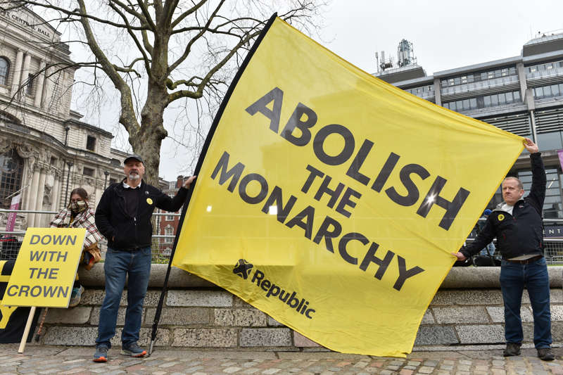 'Abolish the monarchy'