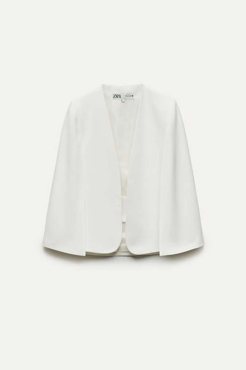 Blazer blanca con capa de Zara