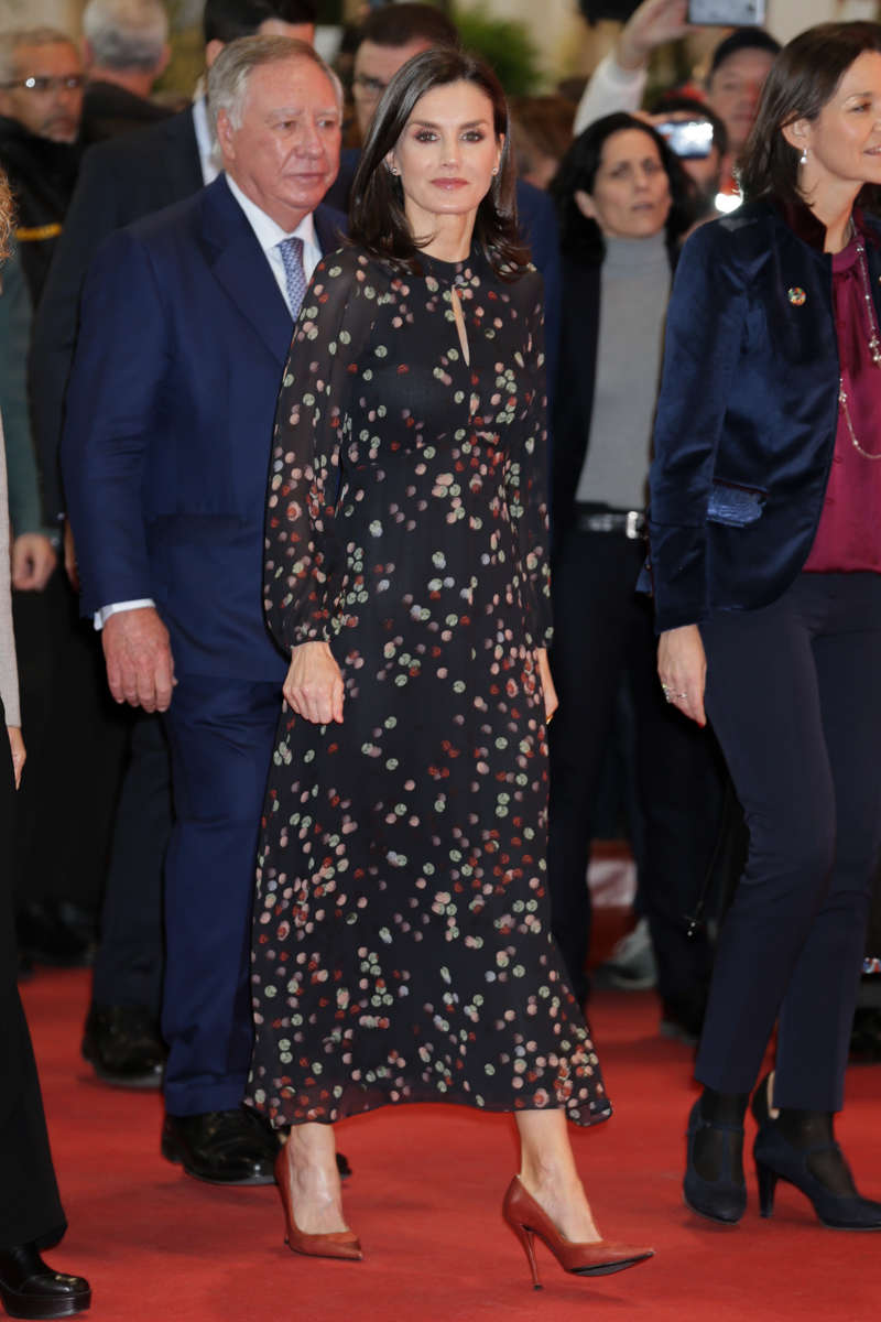 Leizia en Fitur 2020 con un vestido estampado estilo confeti de Massimo Dutti.