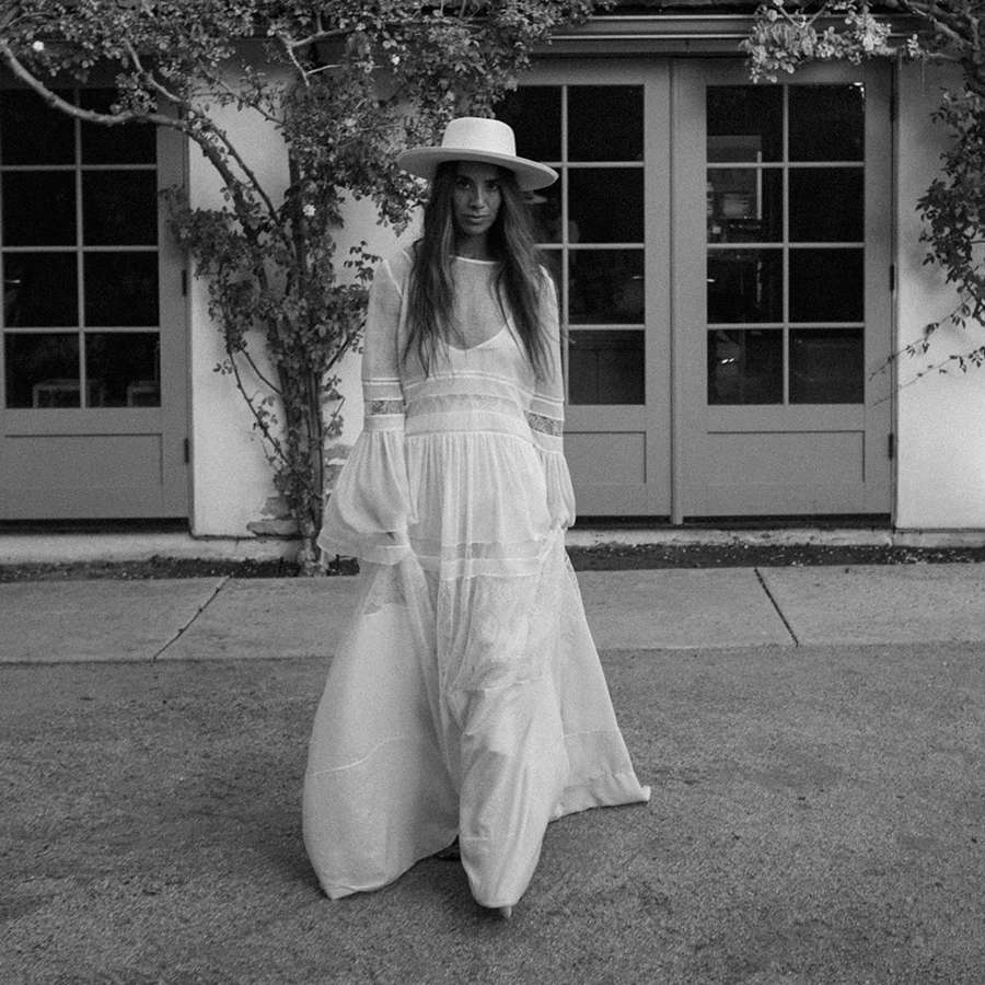 Los 3 vestidos de novia de la diseñadora Katarina Grey: un look boho con sombrero, un chaleco bordado y un ramo sorprendente