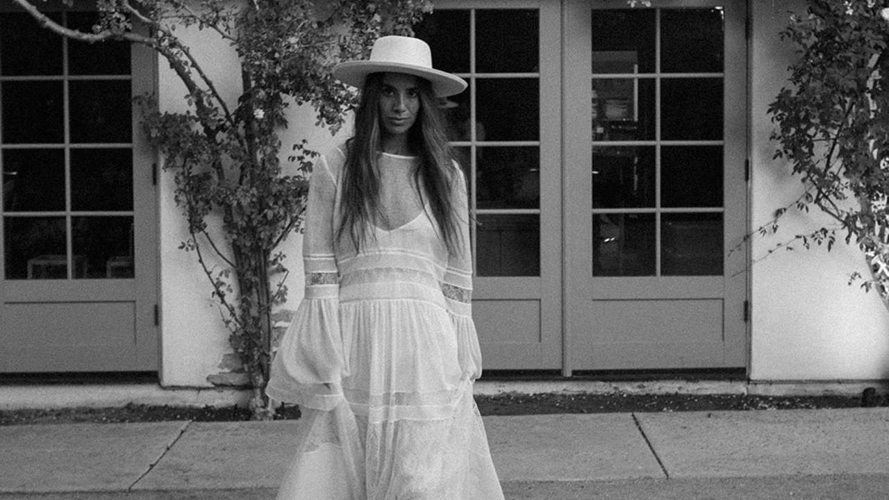Los 3 vestidos de novia de la diseñadora Katarina Grey: un look boho con sombrero, un chaleco bordado y un ramo sorprendente