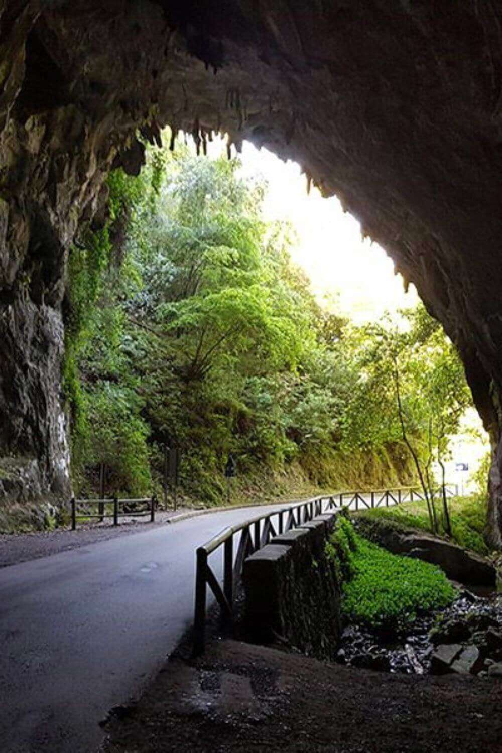 pueblos tranquilos de España Cuevas del Agua (Asturias)