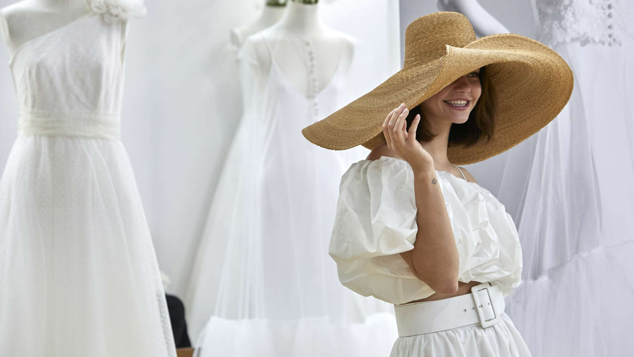 Las tendencias en vestidos de invitada +50 para madrinas y madres que triunfarán en 2024 según la Barcelona Bridal Fashion Week
