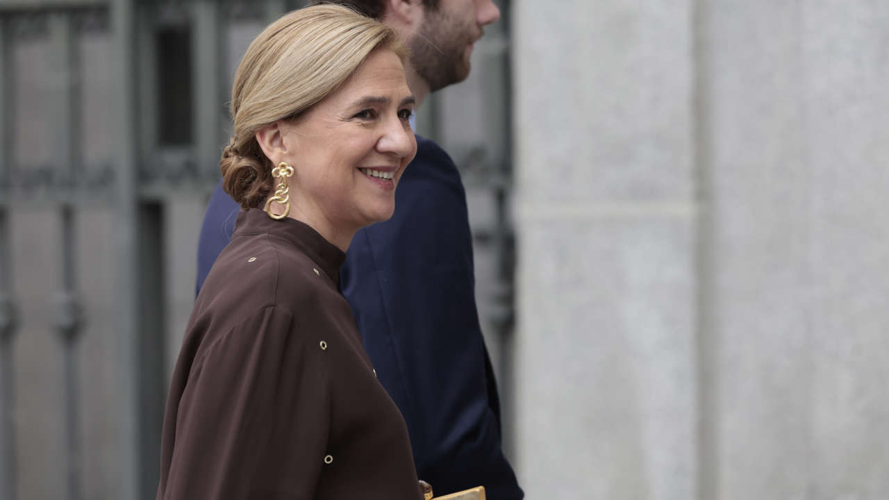 Total look marrón y complementos dorados: el traje más sobrio y elegante de la Infanta Cristina para la boda de Martínez Almeida y Teresa Urquijo
