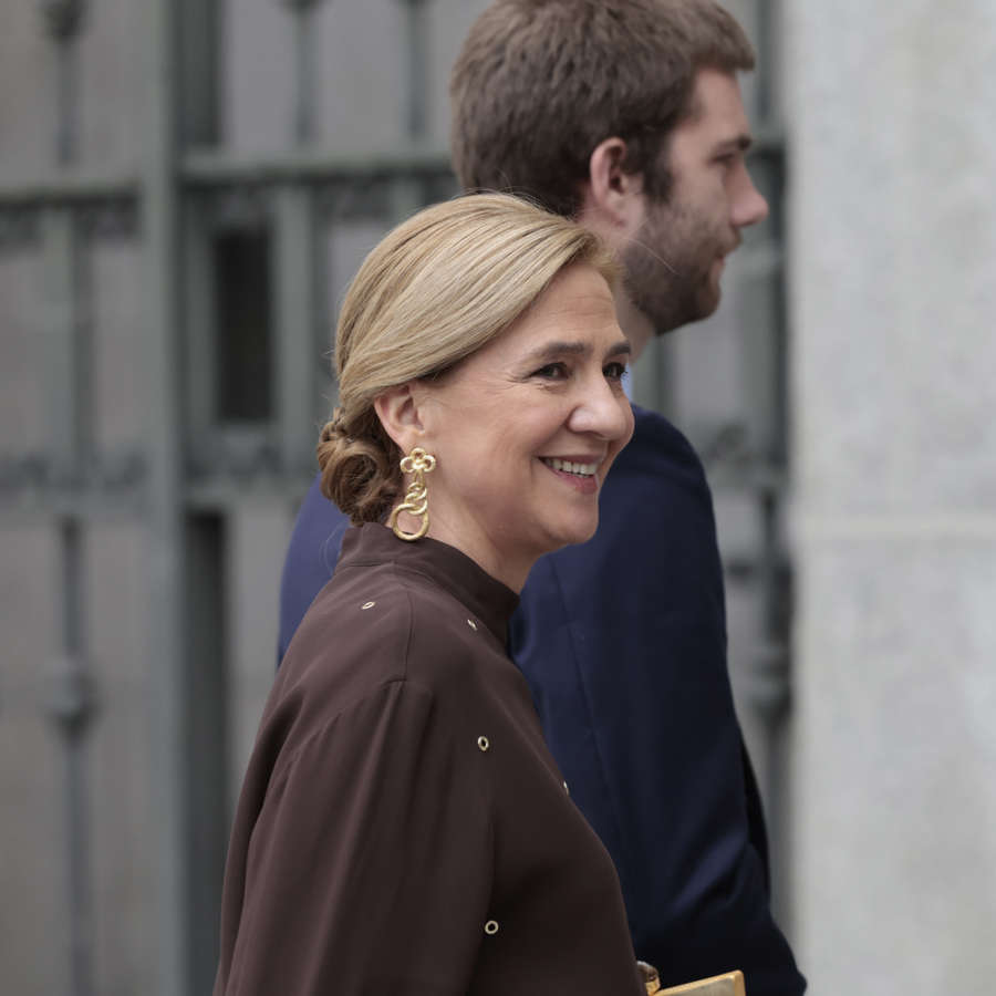 Total look marrón y complementos dorados: el traje más sobrio y elegante de la Infanta Cristina para la boda de Martínez Almeida y Teresa Urquijo