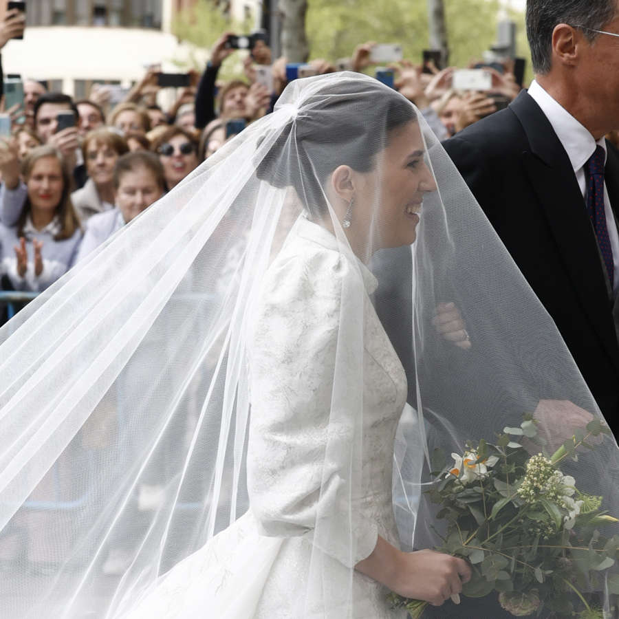 Las reacciones de sorpresa al vestido de novia de Teresa Urquijo en su gran boda con Almeida