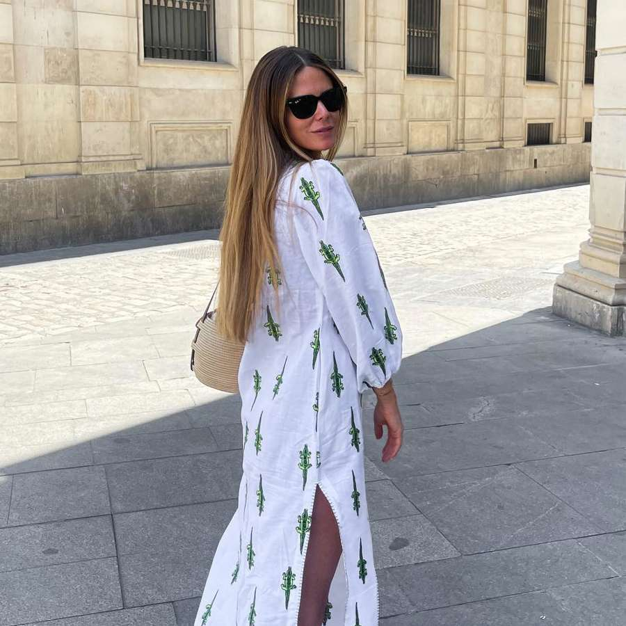 5 vestidos ibicencos de Zara que quedan fenomenal con Skechers blancas en primavera: holgados y con manguita