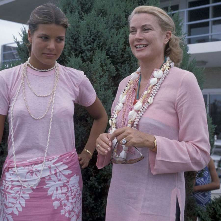 Zara rescata la falda de lino y print elegante que Carolina de Mónaco llevó con camiseta básica hace 46 años