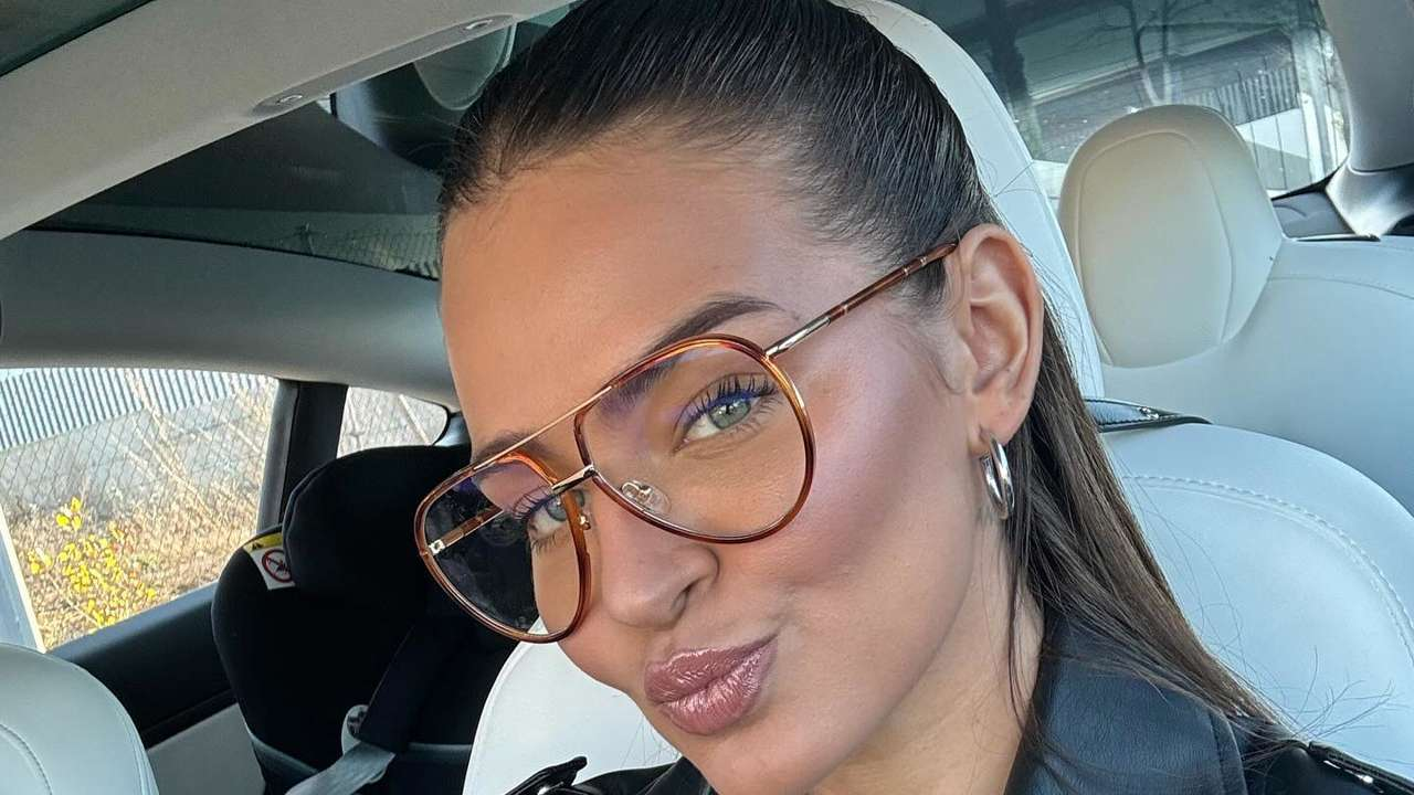 Adiós corrector: el tipo de gafas que disimula las ojeras según Carolina Lober, asesora de imagen experta en gafas