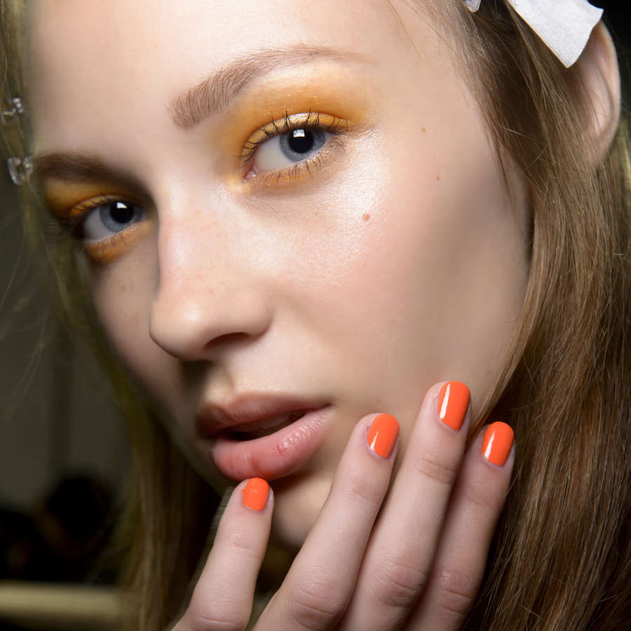 El color de uñas nº1 de las francesas en verano: 15 manicuras frescas que potencian el bronceado