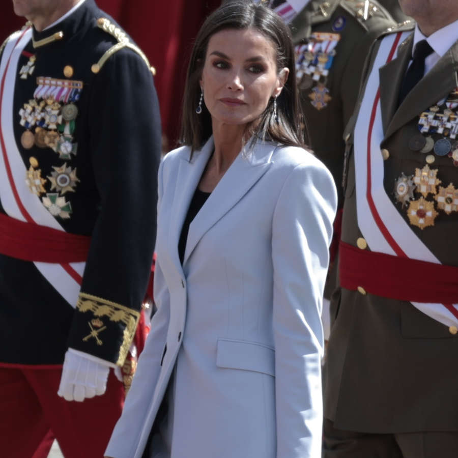 El look de jefaza con traje blanco de Letizia que demuestra su buen gusto: blazer entallada y pantalones holgados