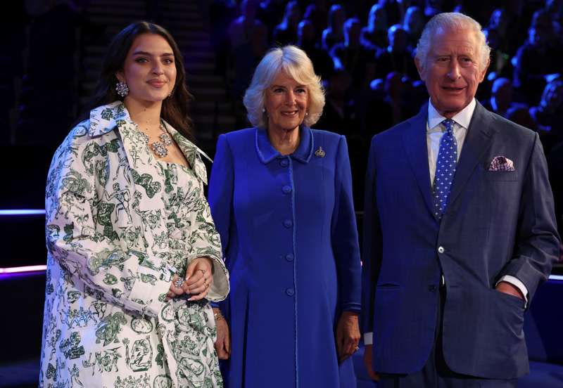 Mae Muller con Camilla y Carlos III