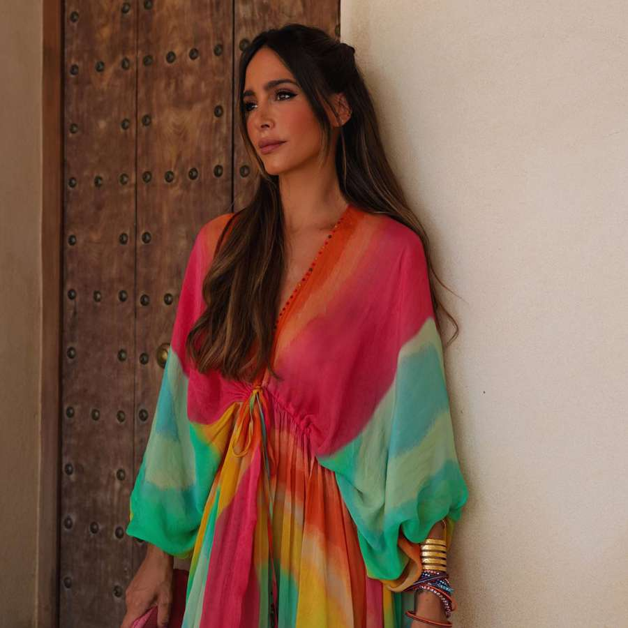 Los diseñadores de Zara saben que el color antiedad de estos vestidos es el que más favorece a los 50 en verano