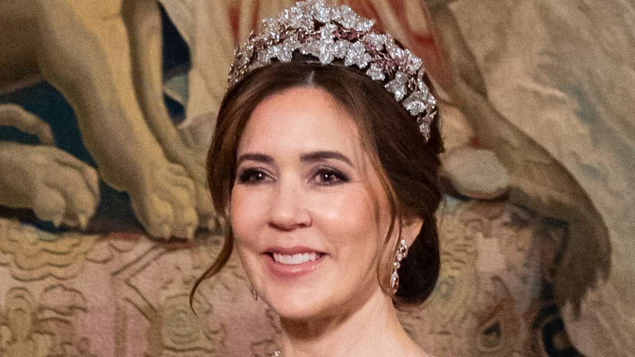El look 'reciclado' de Mary de Dinamarca en su primera cena de gala: sus impresionantes joyas salvan el estilismo