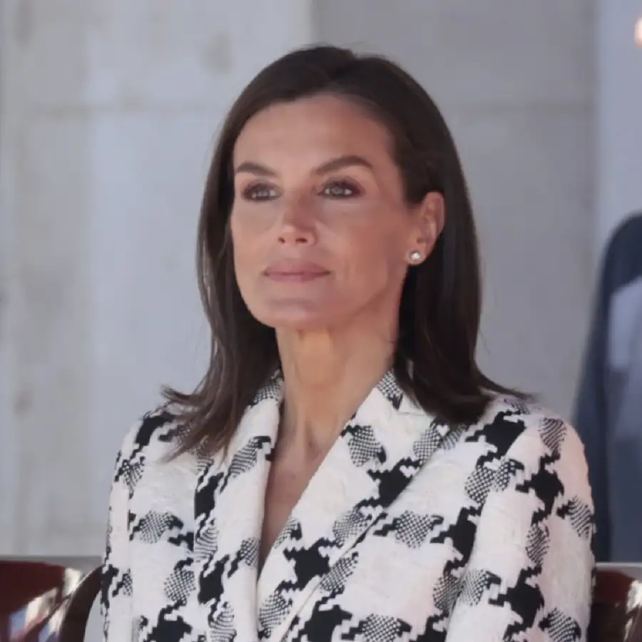 Letizia vuelve de blanco al patio del Palacio Real que no pudo pisar como novia