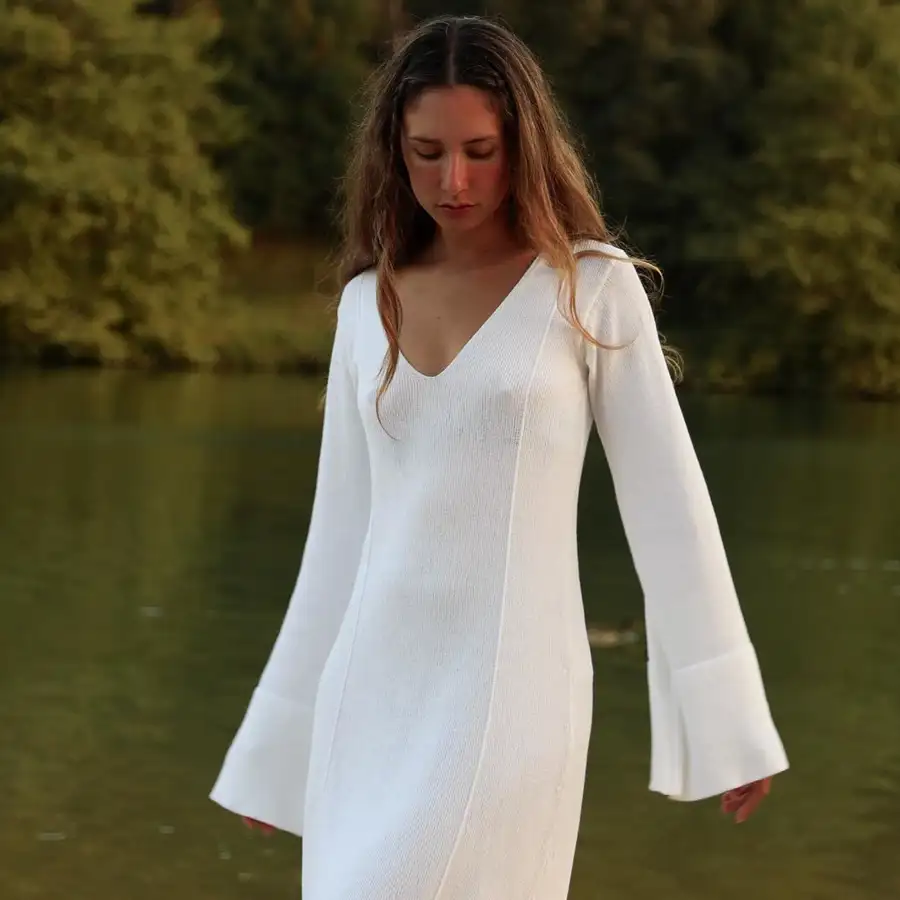 grace villarreal con vestido blanco