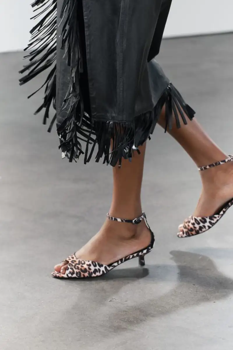 tendencias verano 2024 Zara sandalias cómodas