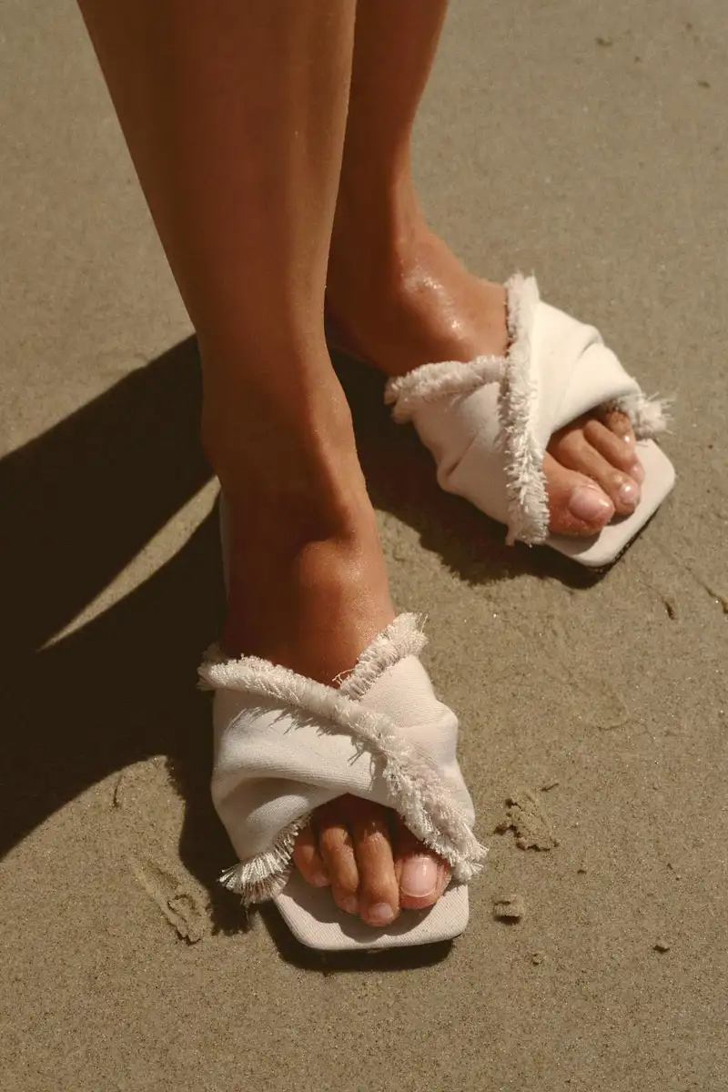 Sandalia plana con tejido desflecado de Zara