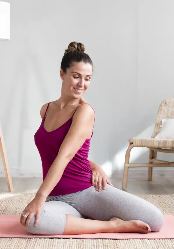 El ejercicio de pilates exprés que 'devora' la grasa del abdomen a los +45 y puedes hacer sentada 