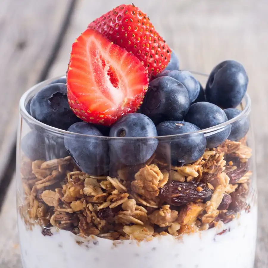 5 desayunos con avena y yogur fáciles, saludables y baratos de los que no te cansarás