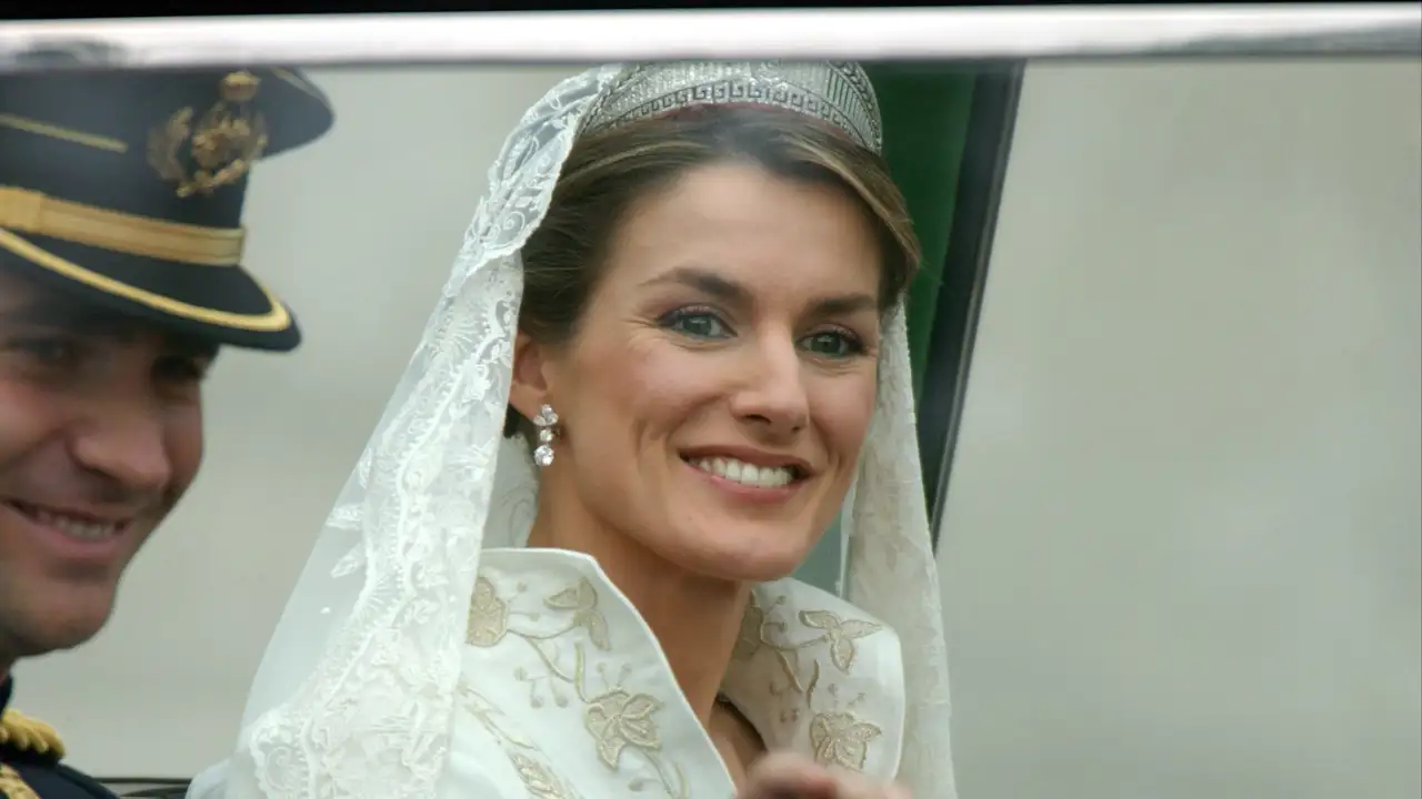 Las joyas que más brillaron en la boda de Letizia: de la corona prestada por doña Sofía al anillo del que renegó