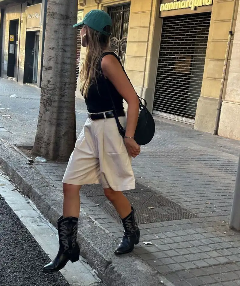 cómo llevar bermudas anchas pasados los 50: la reina del streetstyle