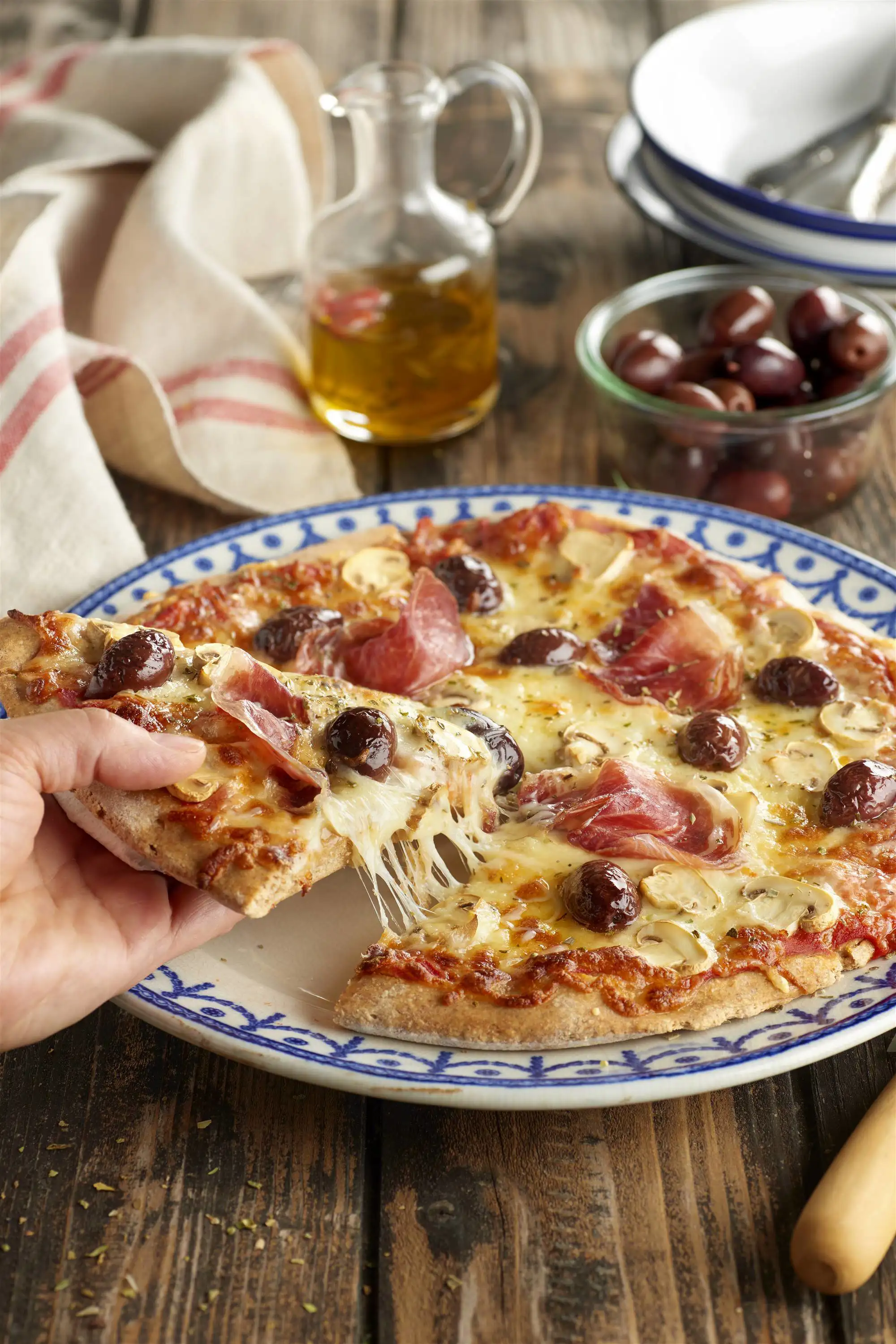 Pizza cuatro estaciones con champiñones y queso