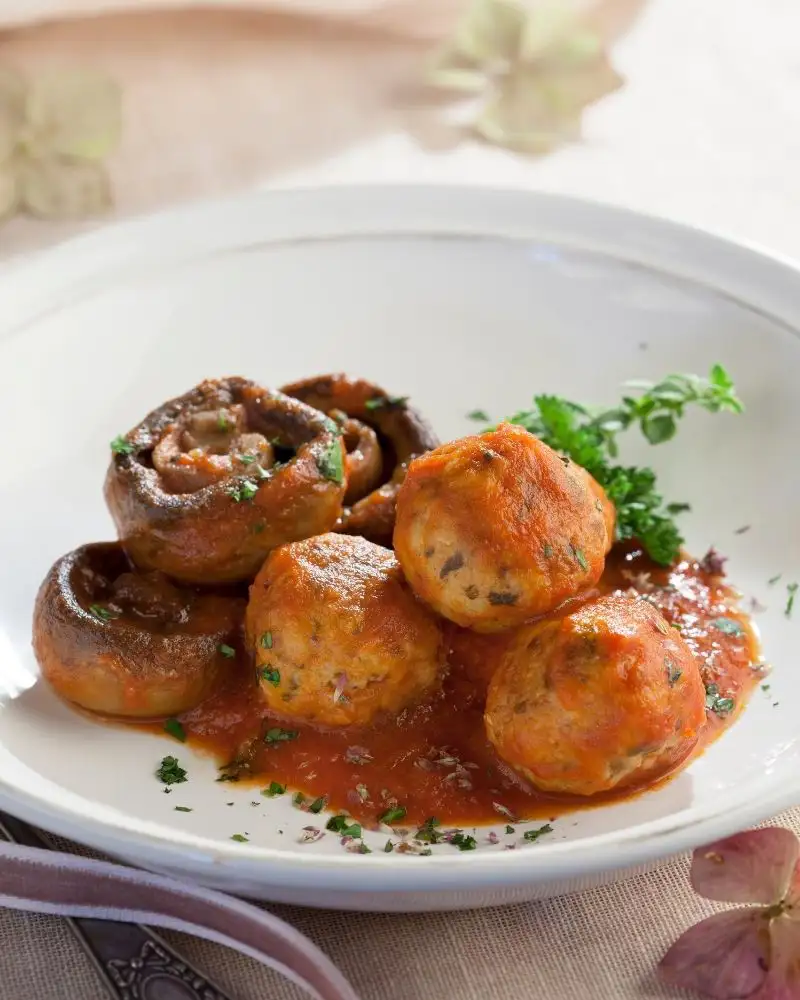 comida saludable: Albóndigas de pollo con champiñones