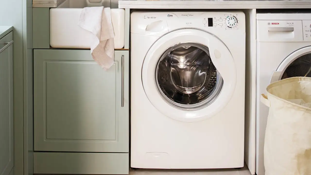 Adiós a poner la lavadora de madrugada: estas son las horas más baratas de este verano 2024