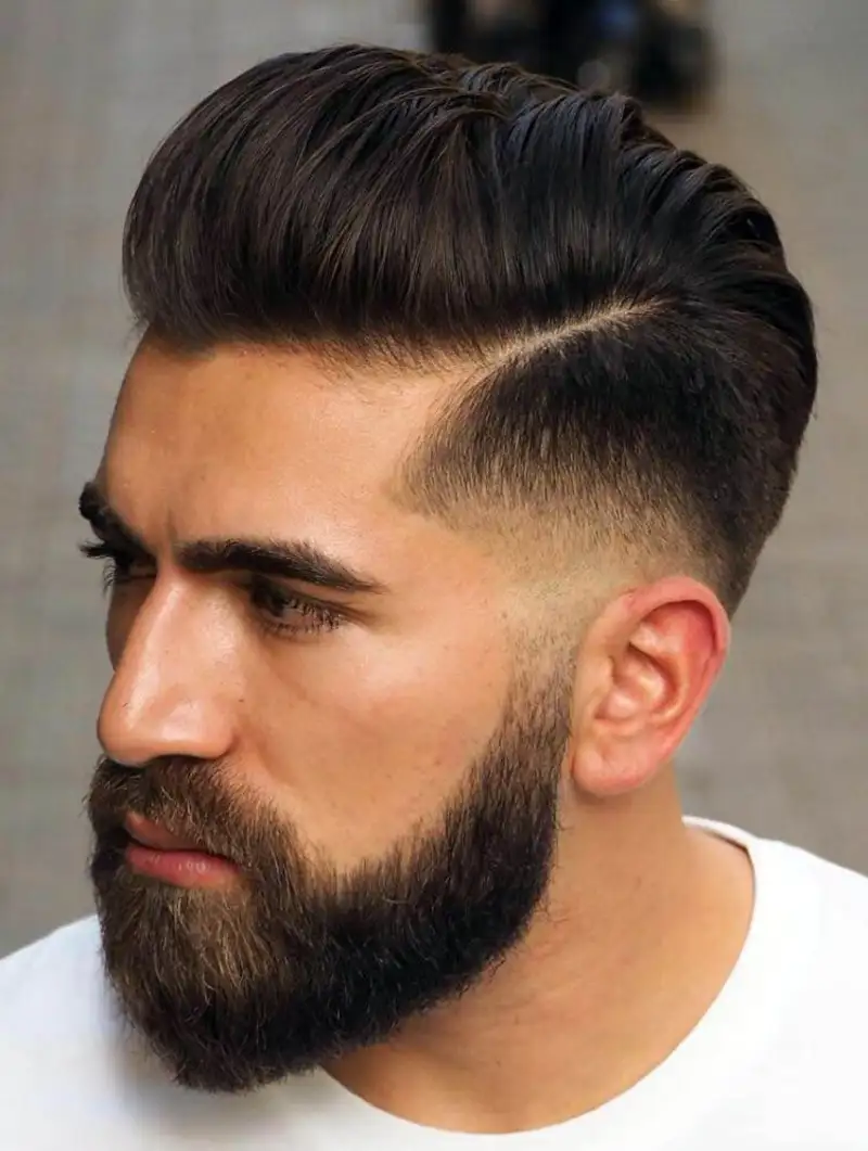 Cortes de pelo hombre: slicked back con barba