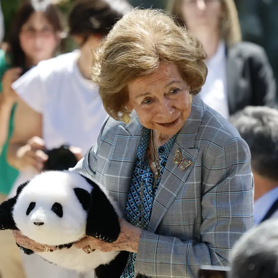 La reina Sofía acude a la presentación de los nuevos pandas del Zoo 