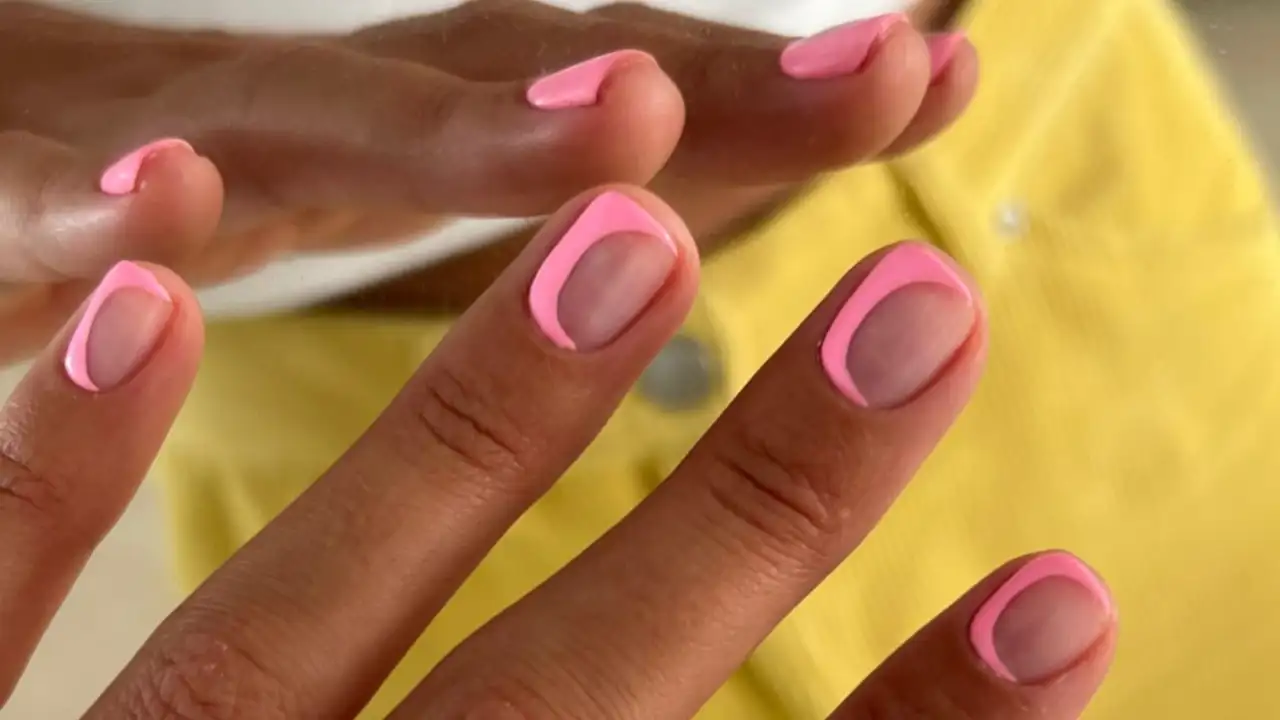 8 diseños de uñas minimalistas que adoran las pijas y que realzan el bronceado